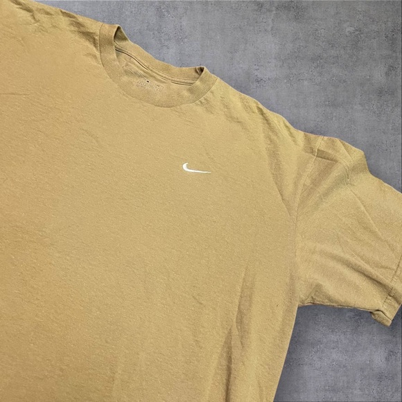 Nike Men's‎ Beige Short Sleeve Tee - Picture 2 of 3